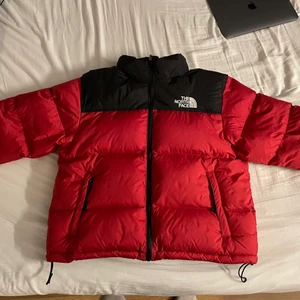 The North Face 1996 retro nuptse  - OBS klicka inte på köp nu utan kontakta mig istället!! Pga oseriös köpare så lägger jag upp annonsen igen. Jackan är i väldigt bra skick den är bara använd några gånger i vintras :) den är strl L men passar nog M också. Köparen står för frakten! 