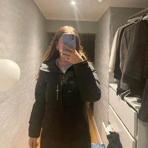 Sail racing jacka - Säljer min nästan helt oanvända sail racing jacka i storlek S. En jätteskön och snygg jacka till vintern. Köptes för 4000 men säljer för 2300. Köparen står för frakt men kan mötas runt i Stockholm! Skriv för fler bilder eller frågor!