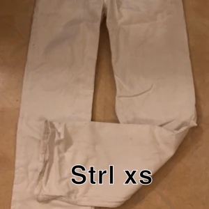 Jeans  - Ett par fina vita jeans från New Yorker. Använd två gånger. Sitter fint på.