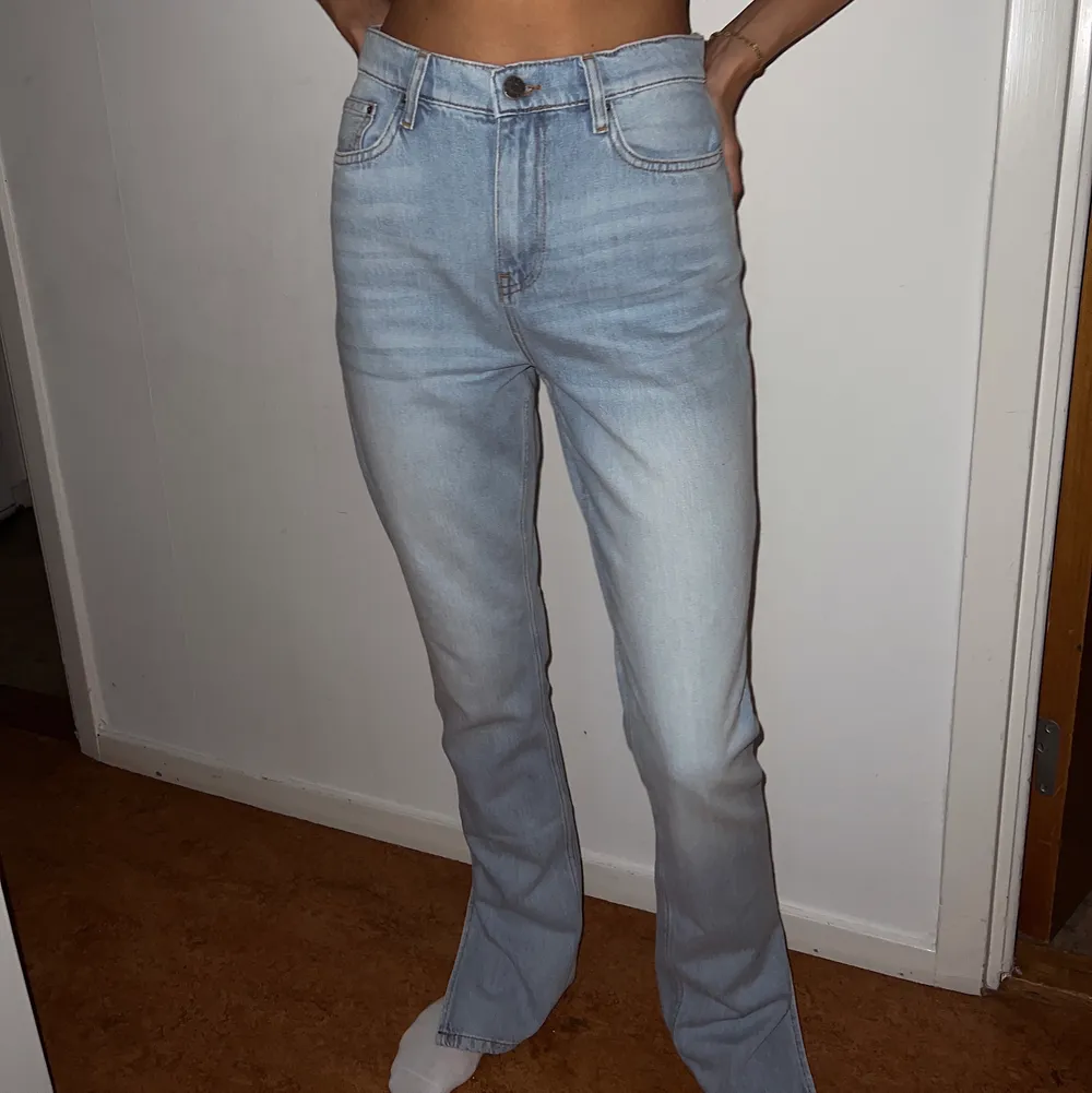 Ljus blåa jeans från Nelly. Långa i benen, rak modell samt har slits längst ner vid benen. Använt dom 1 gång. . Jeans & Byxor.