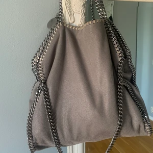 Stella McCartney - Intressekoll på min super fina Stella McCartney väska (äkta) 🙌🏾😍 Köptes för ungefär 8000kr (priset kan diskuteras)❤️‍🔥 köp direkt för 5000 (skriv för fler bilder)