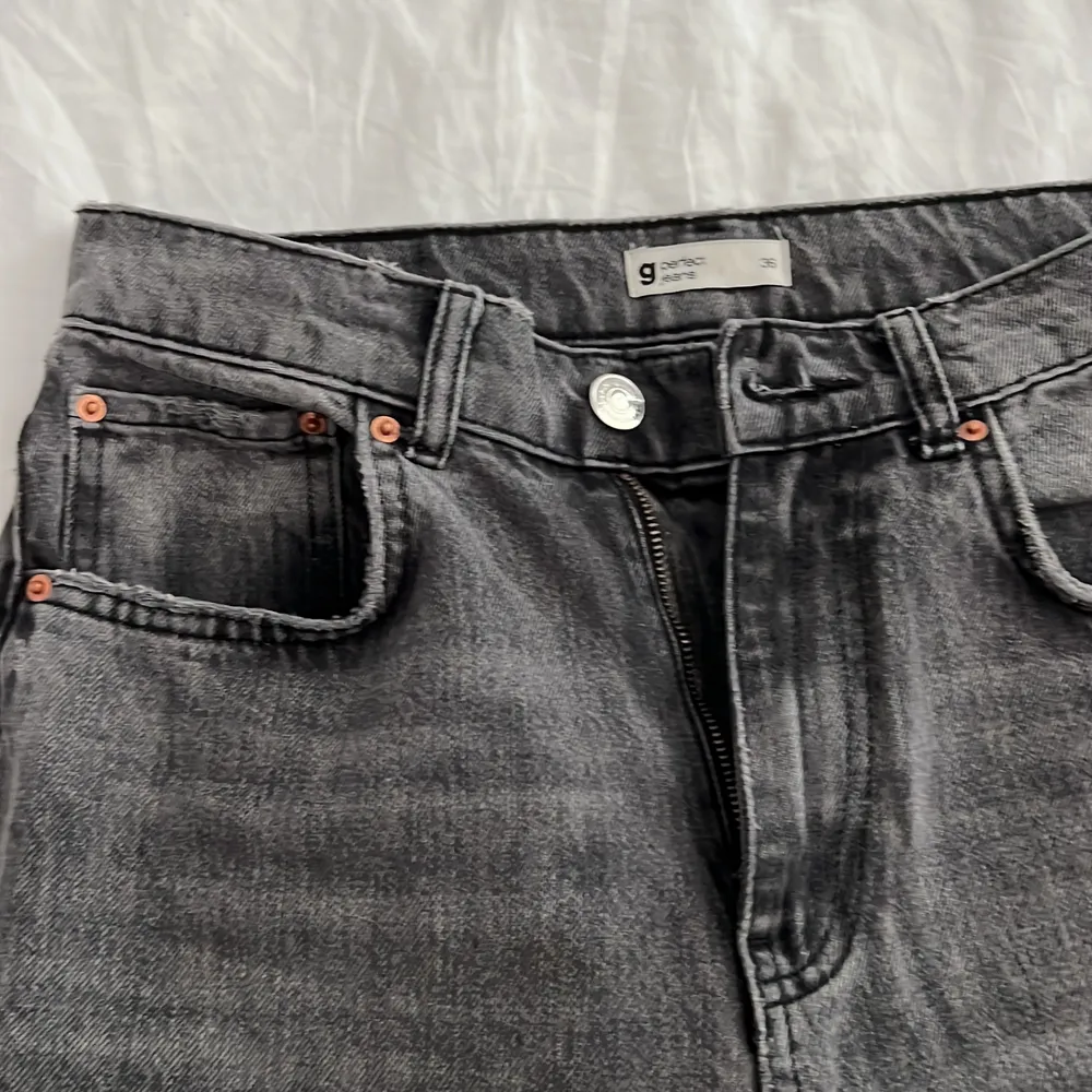 Perfekta jeans nu till hösten!!! Säljer pga att jag Inte använder de längre💕 Bara använt ett fåtal gånger, storlek: 36 och är 174!. Jeans & Byxor.