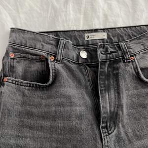 Perfekta jeans nu till hösten!!! Säljer pga att jag Inte använder de längre💕 Bara använt ett fåtal gånger, storlek: 36 och är 174!