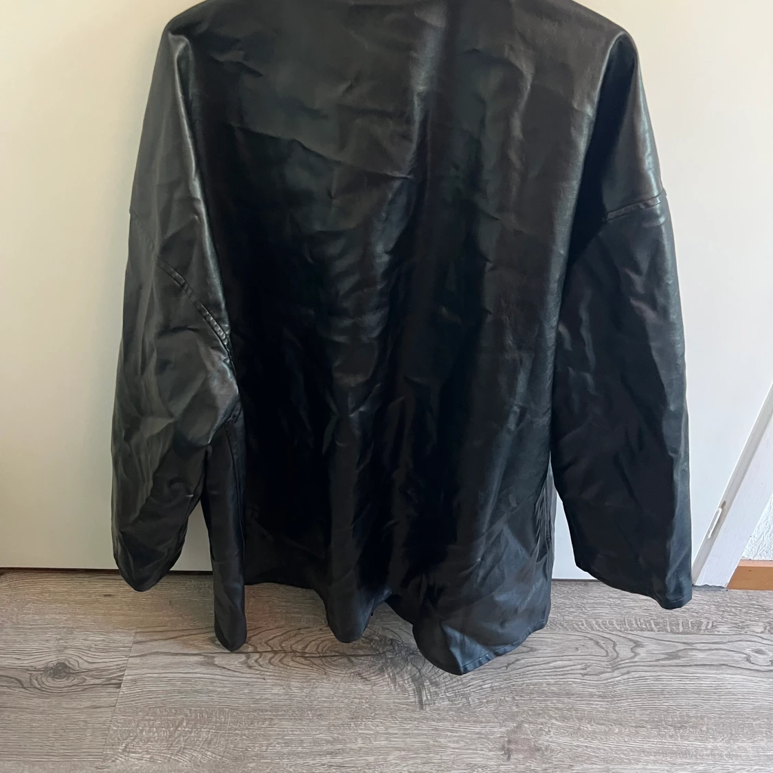 En cool oversize skinjacka - 90