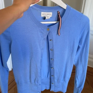 Blå kofta med guldiga knappar från Lindex! ❤️ - Använt bara 1 gång. Fläckfri ❤️ storlek xs ❤️