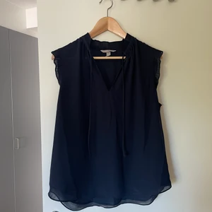 Marinblå blus från HM strl. 42 - Marinblå blus i nyskick från HM i strl. 42
