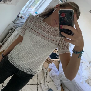 Så fin topp! 💞 - Säljer den här så vackra vita blusen från zara💞