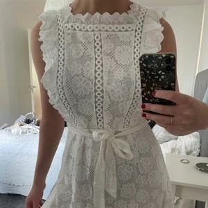 Dennis Maglic vit klänning  - Oanvänd klänning ifrån Dennis Maglic i storlek L, men känns som en XS/S. 