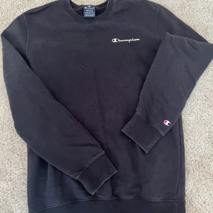 Champion sweatshirt 💙 - Snyggaste sweatshirten thrifted från Humana! Använd fåtal gånger men bra skick fortfarande 💙