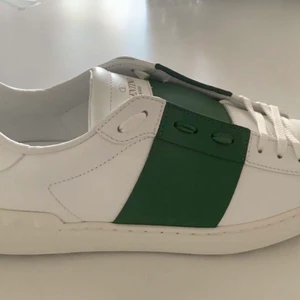 Valentino Skor - Jag säljer ett par Valentino Garvani skor. Size 40, men rekommenderas att man går ner en size.  Kartong, dust bag, skosnöre medföljer.  Inköpta juli 2022, oanvända. Nypris: 4000kr Säljes för: 3000kr Kan hämtas i Malmö / även skickas då tillkomm