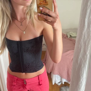 Trendig korsett - Skitsnygg korsett!🤩 Endast använd en gång och i jättebra skick. Älskar den men behöver tyvärr sälja då jag behöver pengar. Skriv gärna om det finns frågor eller vid intresse💕