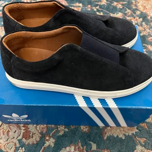 Skor - Skor som kan användas i vardagen eller till finare tillfällen. Storlek 43. Nästa helt oanvända. 