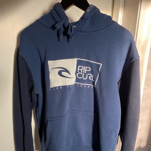 Ripcurl hoodie  - Mörkare blå nyans på armar och luva. Använd men fint skick. Strl L men känns liten i storlek. gillar fiten, brukar ha S annars. 