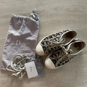 Dior sneakers - Säljer nu mina sneakers från Dior. Dustbag, äkhetsbevis samt extra skosnören tillkommer. Extrasulor på undersidan är ditsatta av skomakare för att de ska hålla bättre. 