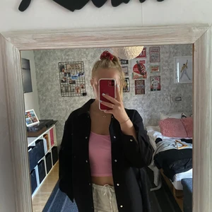 Kappa (Vero Moda) M - Svart kappa från Vero Moda i storlek M. Varsamt använd och inget slitage finns. Kappan har knappar hela vägen samt fickor och ett knytband. Ej fodrat men varm ändå, typ fleece material. Kontakta mig vid frågor 🫶🏼