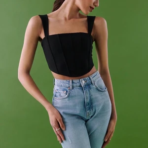 Snygg korsett från gina - Säljer denna supersnygga korsett från ginatricot som är slutsåld på hemsidan då jag inte fått användning av den, så fin och knappt använd:)