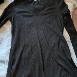 Tröja S/M - Det är en längre tröja som har slitt vid sidan.