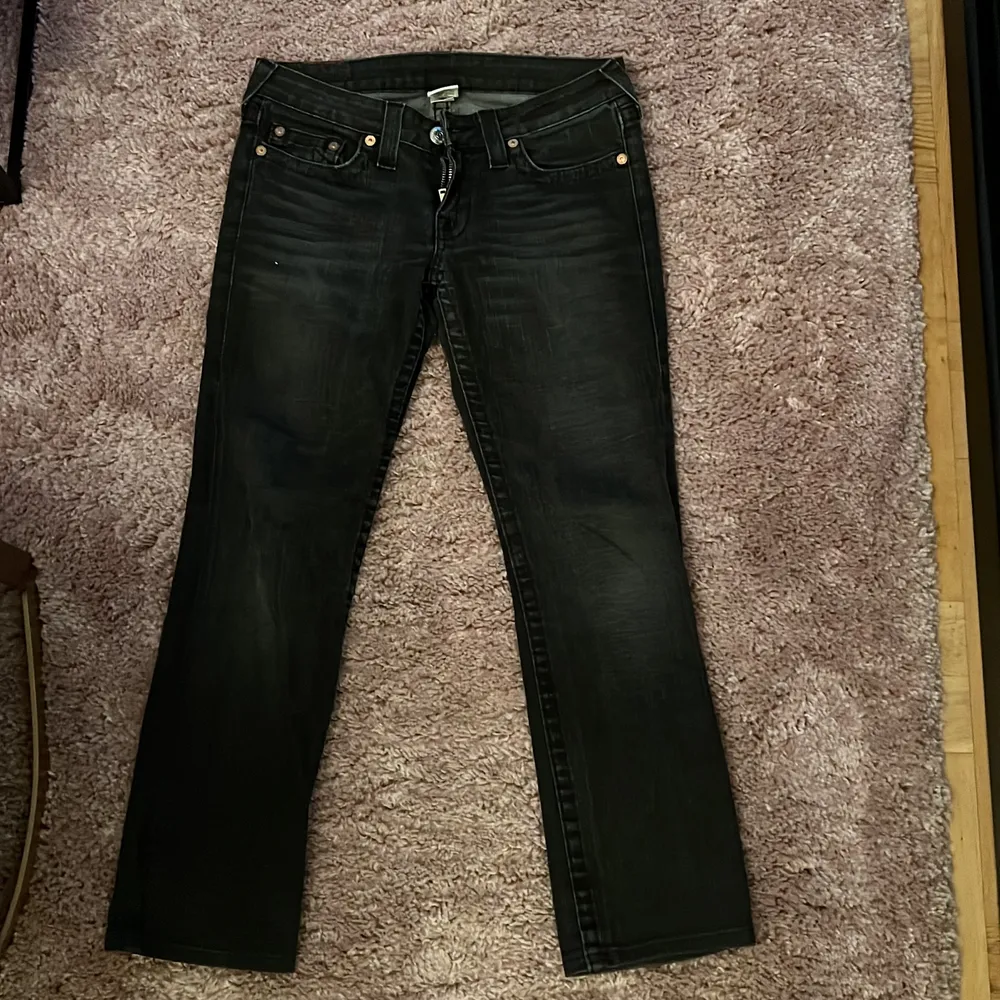 Skitsnygga mörkgråa jeans från true religion men tidigare köpta på Sellpy! Har även en liten slits längst ner på benet!💗köparen står för frakt!. Jeans & Byxor.