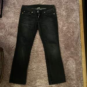 Skitsnygga mörkgråa jeans från true religion men tidigare köpta på Sellpy! Har även en liten slits längst ner på benet!💗köparen står för frakt!
