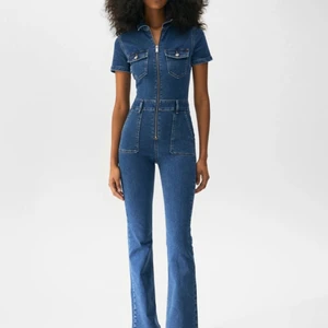 PULL&BEAR jumpsuit - Den populära jumpsuiten som är slutsåld överallt. Säljer en helt ny med prislapp på. Den är väldigt stretchig och anpassar sig efter kroppen.
