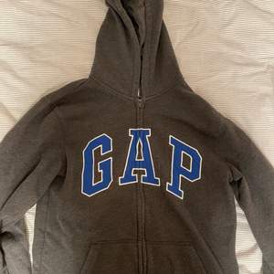 Gap hoodie köpt i usa. Säljer pga att den är för liten. Bra skick, köparen står för frakt. Fråga gärna om fler bilder. 