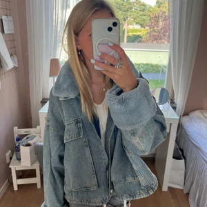 Jeansjacka med päls  - Supersnygg jeans jacka med päls (som går att ta av) från Missguided som jag säljer för att den aldrig kommer till användning💙 köptes för 800 och säljer nu för 400, skriv privat för mer info. Om det är många intresserade så startar jag en budgivning💕 strl är 34 och passar strl xs-s