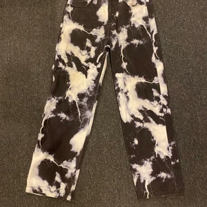 Jaded ldn jeans - Jaded ldn jeans med blixttryck köpt för 700kr som jag använt två gånger så ska sälja dom