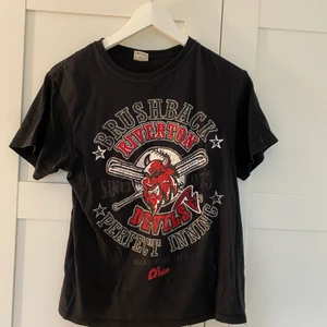 Thirt med tryck  - Säljer en thirt med rött tryck på i storlek M. Använt fåtal gånger. Säljer för 30kr + frakt runt 30 (spårbart paket)