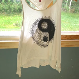 Ying yang linne strl S - Ett linne med motivet ying och yang. Jag brukade använda den till stranden:)