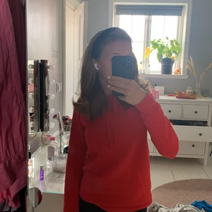 Röd Hoodie  - Jättefin tröja men den har blivit förliten och behöver tyvär sälja den. Superskön och älskar färgen. Ordinarie pris 300:)