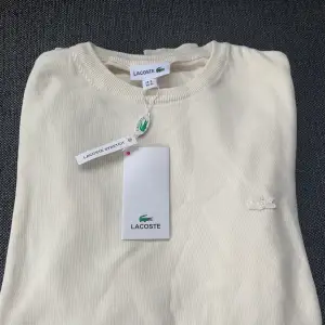 Säljer en helt ny vit Lacoste sweatshirt 