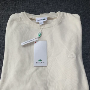 Lacoste Sweatshirt  - Säljer en helt ny vit Lacoste sweatshirt 
