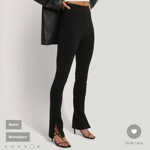 Bästsäljande byxor med med slits - Säljer mina snygga byxor med slits från NA-KD, nu en av deras bästsäljare och nyinkomna i lager igen. Nypris 399, endast använda en gång. Slim-fit med slits på sidan men väldigt stretchiga och dessutom långa! Storlek 34. Köparen står för frakt ☺️