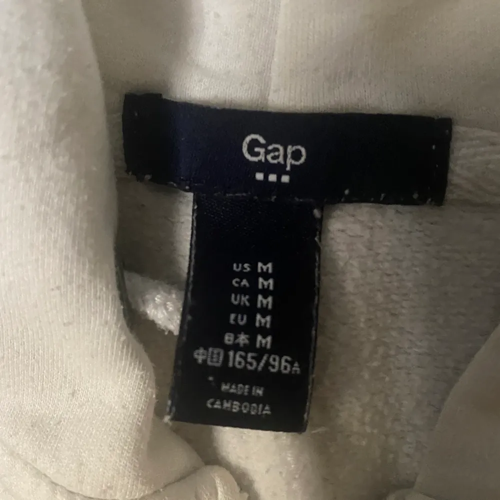 Super fin gap zip hoodie i bra skick!💓 Säljer då den inte kommer till användning. Storleken M men passar även som S eller xs :) . Tröjor & Koftor.