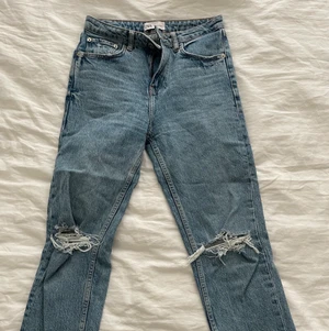 Zara momjeans - Momjeans från zara i strl36. Endast använda ett par gånger. Säljer för 100kr+frakt