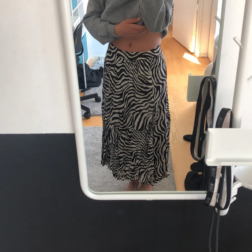 Säljer denna zebra kjolen i bra skick. Använd max 3 gånger. Köptes för 400 säljer för 150kr den är från Gina Tricot och säljs inte längre. Storlek XS men funkar för XXS också. Jag är 162cm lång.🖤🤍🖤. Kjolar.
