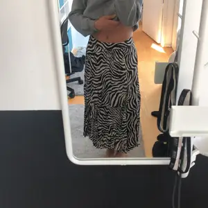 Säljer denna zebra kjolen i bra skick. Använd max 3 gånger. Köptes för 400 säljer för 150kr den är från Gina Tricot och säljs inte längre. Storlek XS men funkar för XXS också. Jag är 162cm lång.🖤🤍🖤