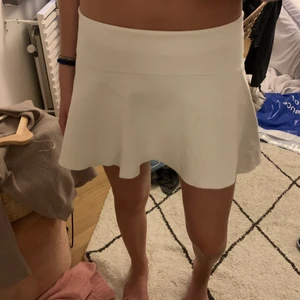 Söt vit kjol - Säljer denhär stickade kjolen från zara!