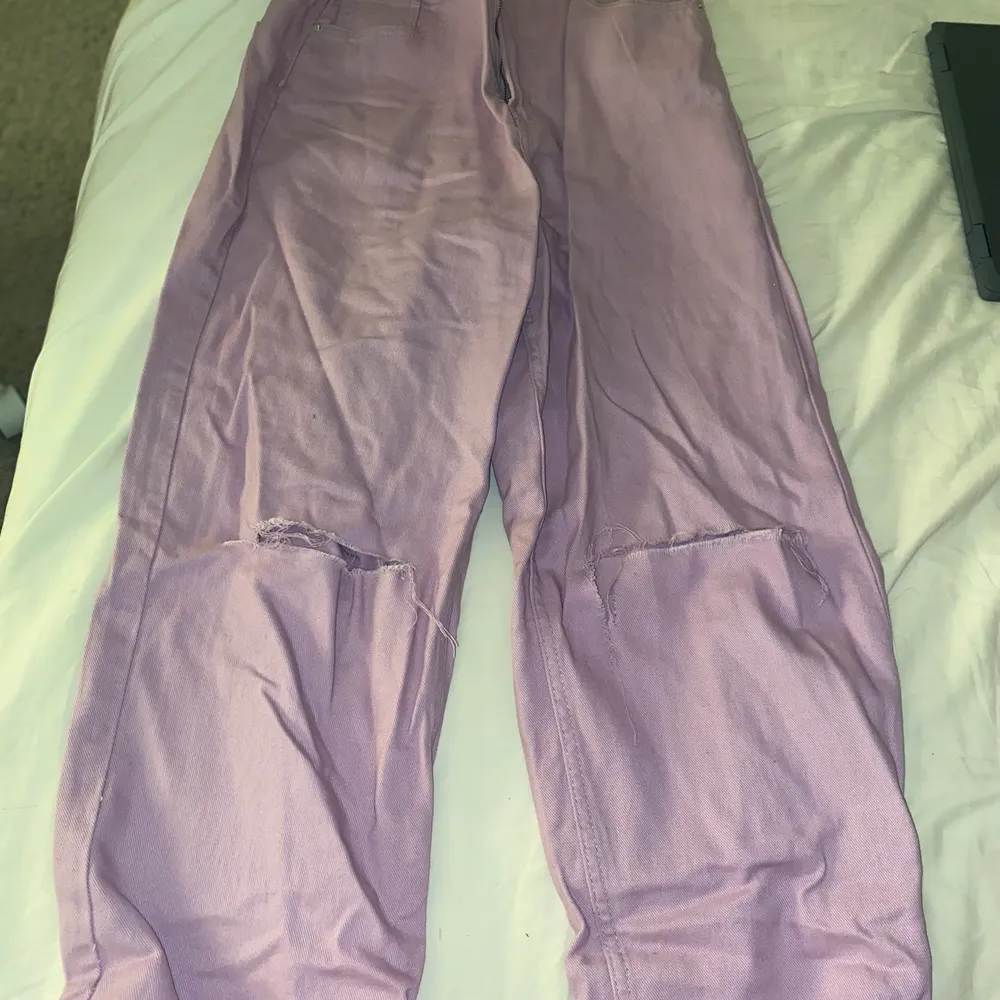 säljer min systers rosa jeans som hon köpte men använde typ en gång. De är från hm i storlek 38 och är i väldigt bra skick. Jeans & Byxor.