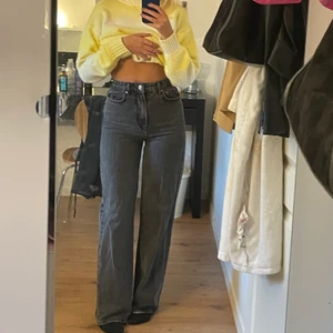 grå jeans  - högmidjade jeans ifrån Gina 