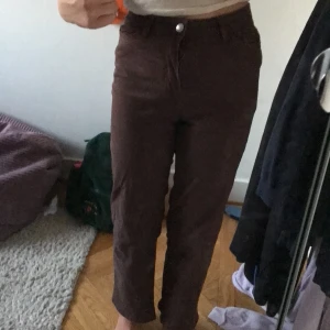 Söta bruna byxor  - Fina bruna byxor säljer pga för små vid fötterna:) Tar inte ansvar för postens slarv och är inte säker på frlatkostnad, pris kan diskuteras 💓💓