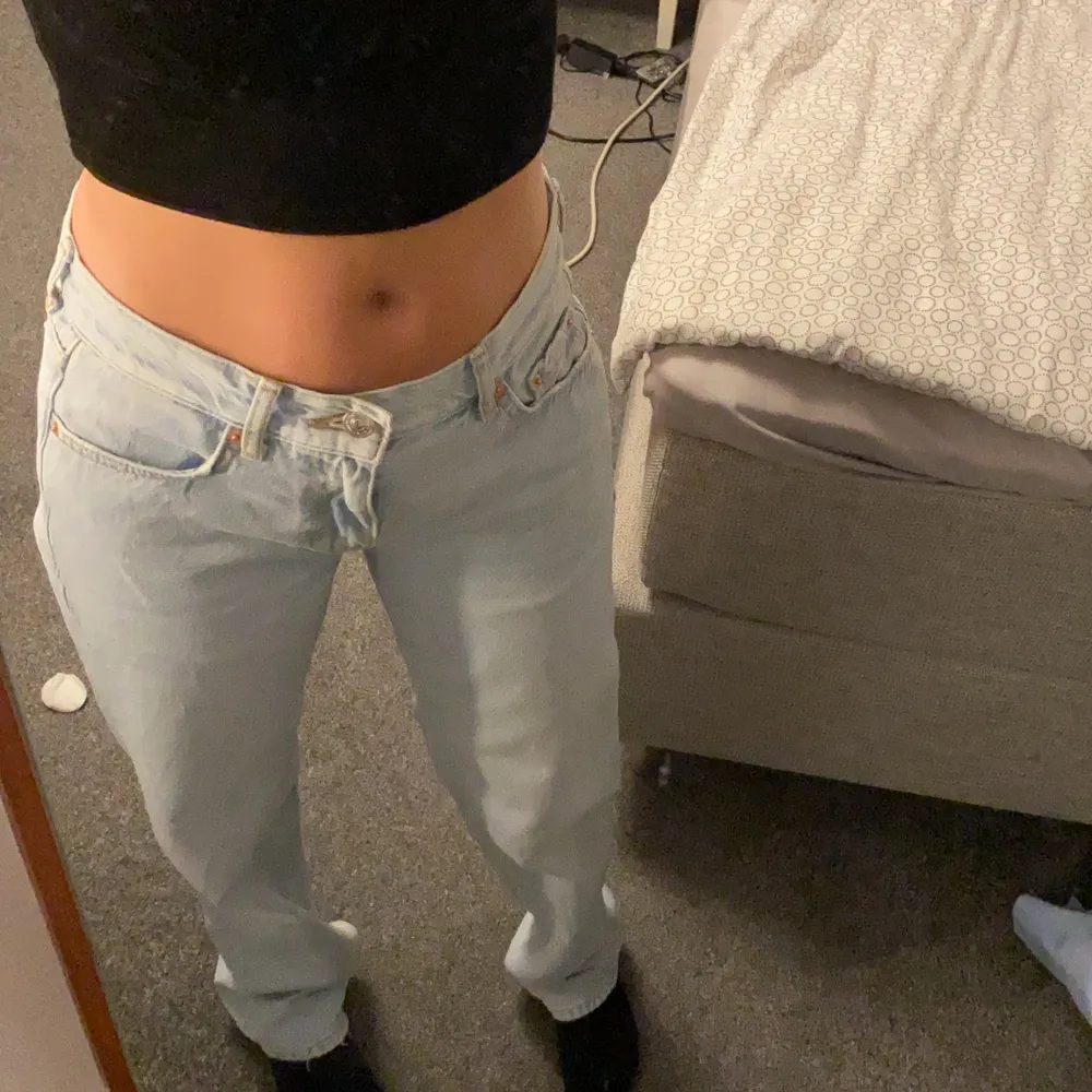 Säljer mina nya low straight jeans då dom är lite för stora för mig. De är storlek 32 och jag är 158 och dom är ganska långa i benen. Använt dom en gång och köpte dom för 500 kr. Jeans & Byxor.