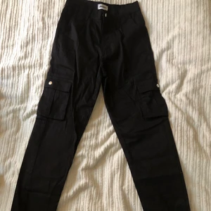 Svarta cargo byxor  - Helt nya oanvända Svarta Cargopants från Madlady, köpta för ett tag sen men kom tyvärr inte till användning. Strlk S, Högmidja o sitter väldigt snyggt på. 