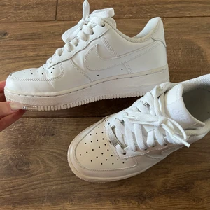 Nike air force, strl 35.5 - Vita Nike air force, sparsamt använda och i bra skick. Dock är där slitning på ena hälen på insidan.  Storlek 5 (35,5)  Frakt ingår ej i priset