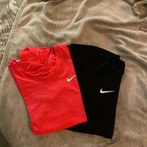 Nike tränings t-shirts - I bra skick och är superfina båda 2 men kommer inte längre till användning hos mig🧡 nypris 279kr/st. Säljer för 120kr/st eller 220kr för båda❣️ Svart & skrikrosa ❣️ spårbar frakt 66kr