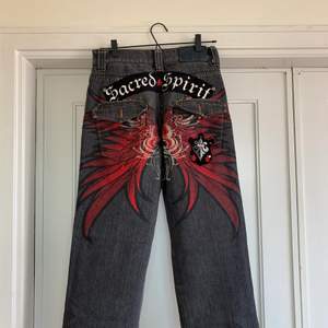 Skit balla unisex low waisted baggy jeans, i storlek S köpt på plick för 600kr 💕