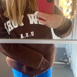 Shein sweatshirt  - As skön brun sweatshirt från shein i str xs, köpte för ca 6 månader sen men knappast använd så nästan i nytt skick, är lite nopprig men annars inga problem , tror jag köpte för ca 100kr