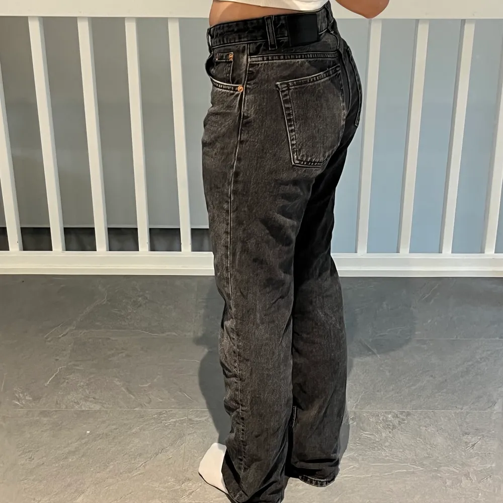 Säljer mina gråa/svarta zara jeans. Dom är midrise och straightleg. Inga defekter. Midjemått: ca 38 cm Innerbensmått: ca 83 cm Jag är 163. Jeans & Byxor.