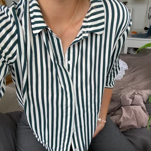 Blus  - Superfin blus från Monki i storlek S. Härlig grön färg med vit ränder/tvärtom? Fina detaljer i ryggen💞🌻 (två översta knapparna går inte att knäppa)