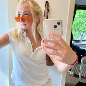 T-shit - Clean t-shirt med knappar som snygg detalj. Gillar den som fan men har för mycke t-shirts så kmr inte till användning längre.